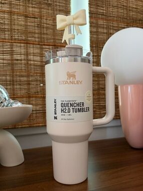 Stanley Hearth & Hand Quencher H2.0 Tumbler with Cream Bow Topper 40 oz Limited